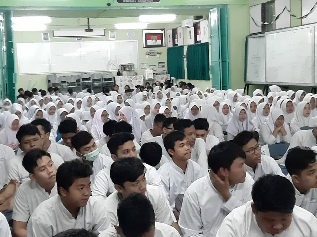 Kegiatan Doa Bersama Kelas XII SMAN 4 Kota Bekasi diawali dengan kegiatan pembukaan oleh Wakakur Bapak Lili Akhmad MR, S.Pd,